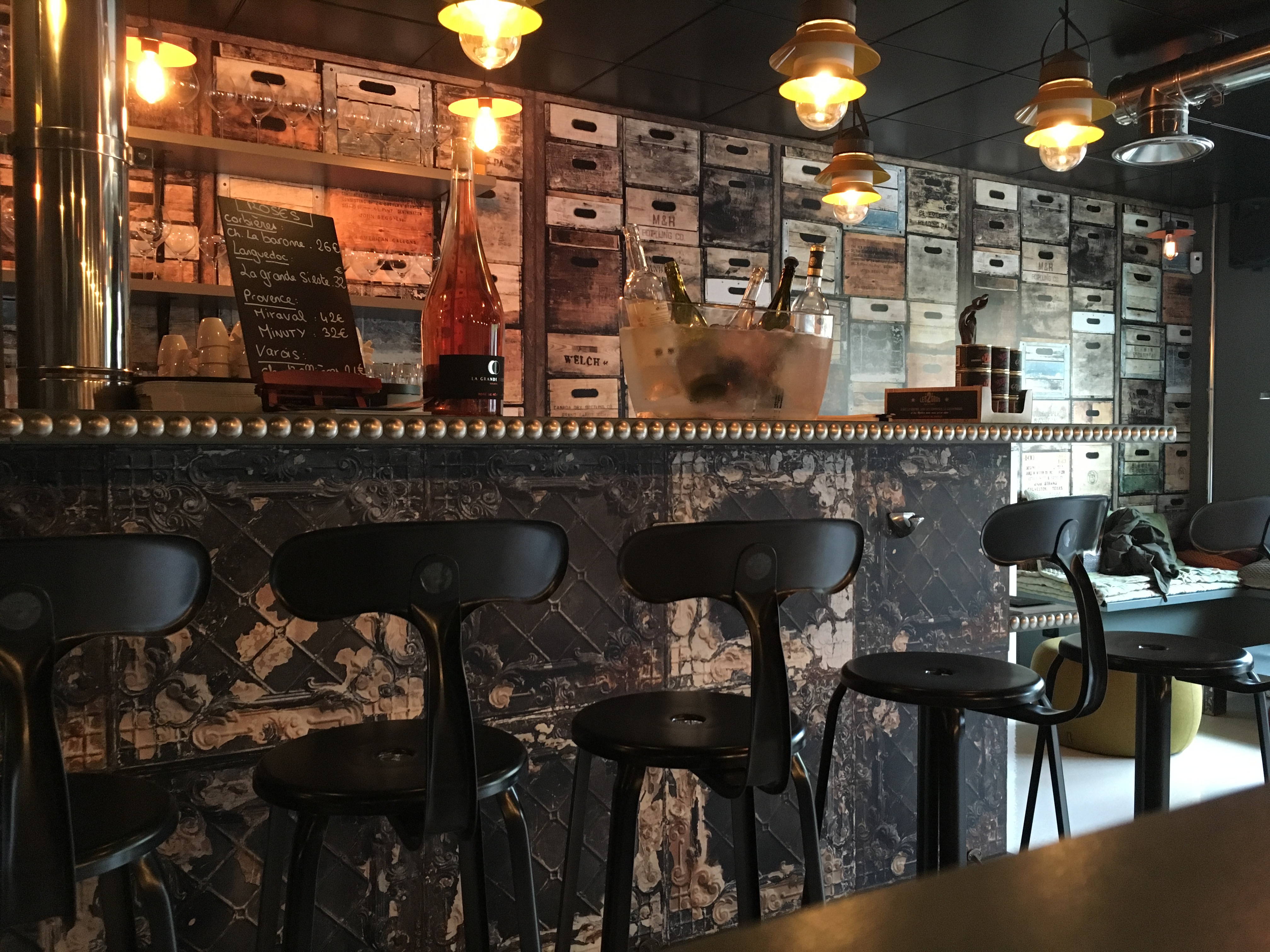 A new wine bar, the DIWINE, has been completely designed by Atelier Pia.